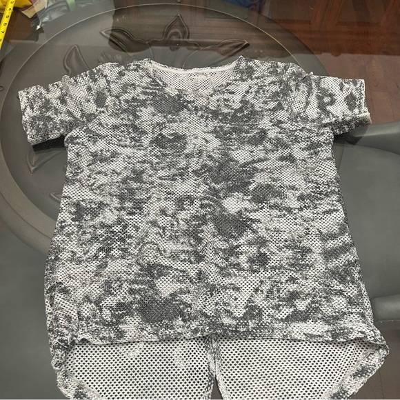 Columbia women’s Black and Gray Patterned mesh shirt - Picture 2 of 7